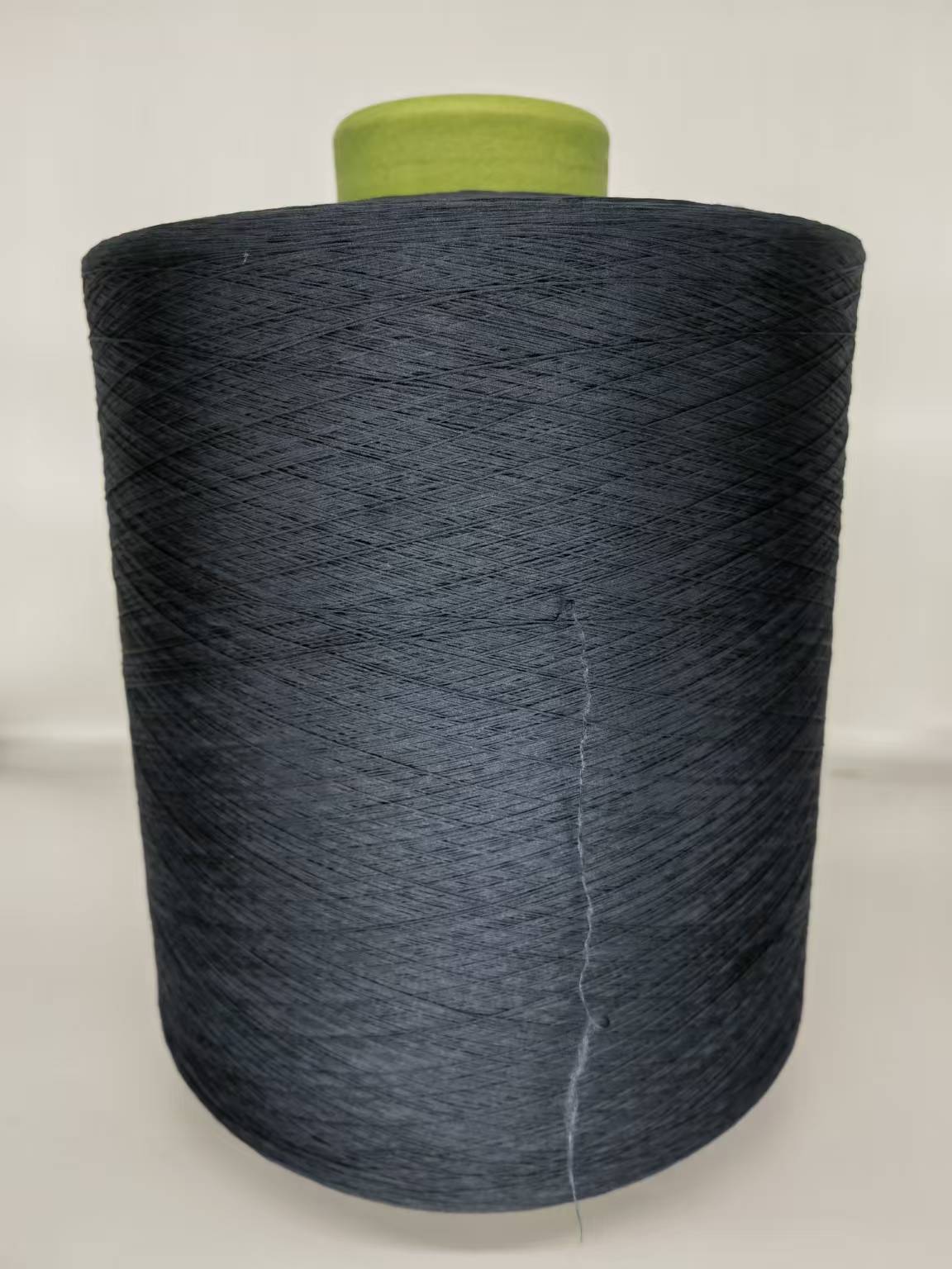 Polyester iplik qara